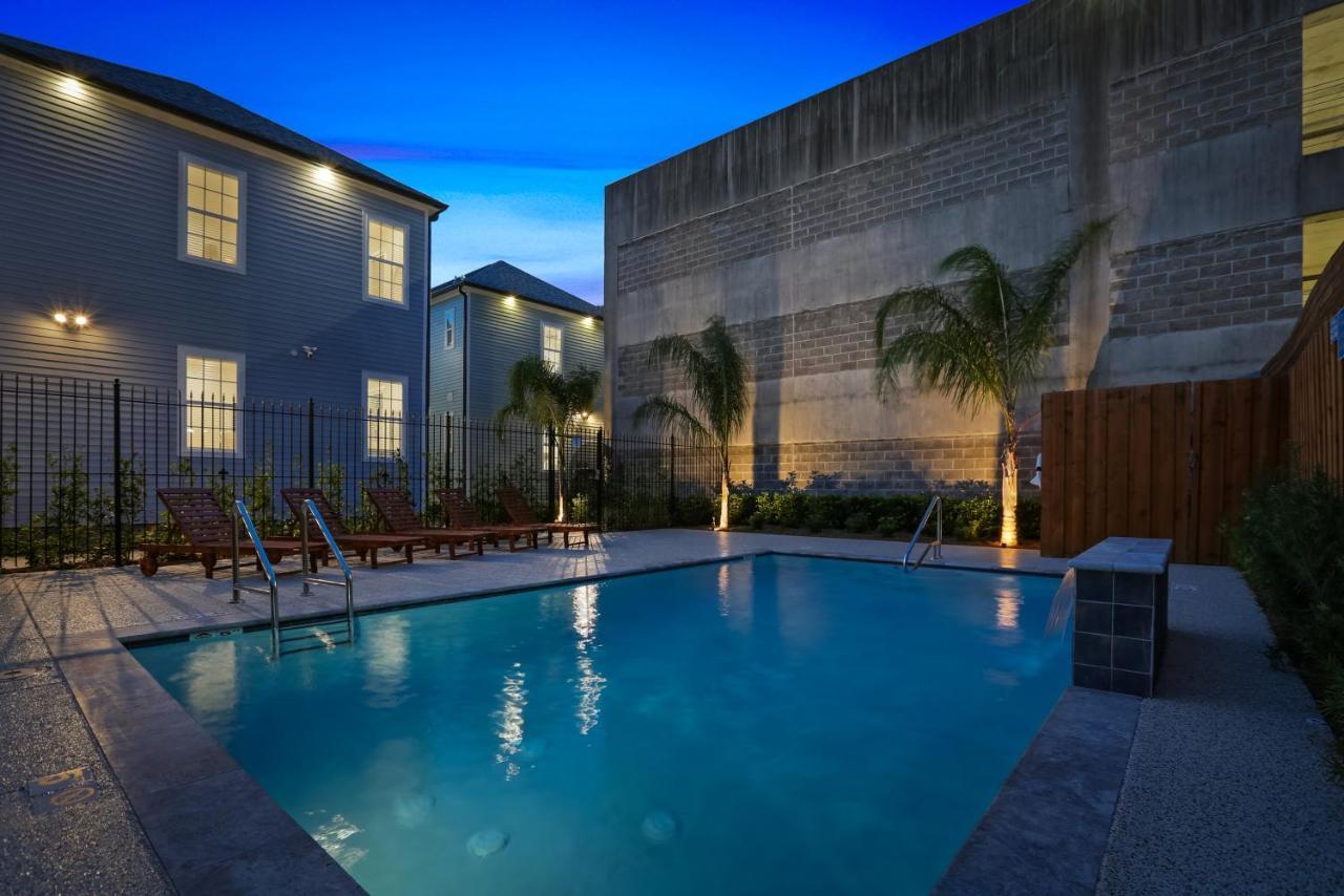 Appartement Hosteeva Chic Urban Retreat W Pool Steps To St Charles Ave And Near Bourbon St à La Nouvelle-Orléans Extérieur photo